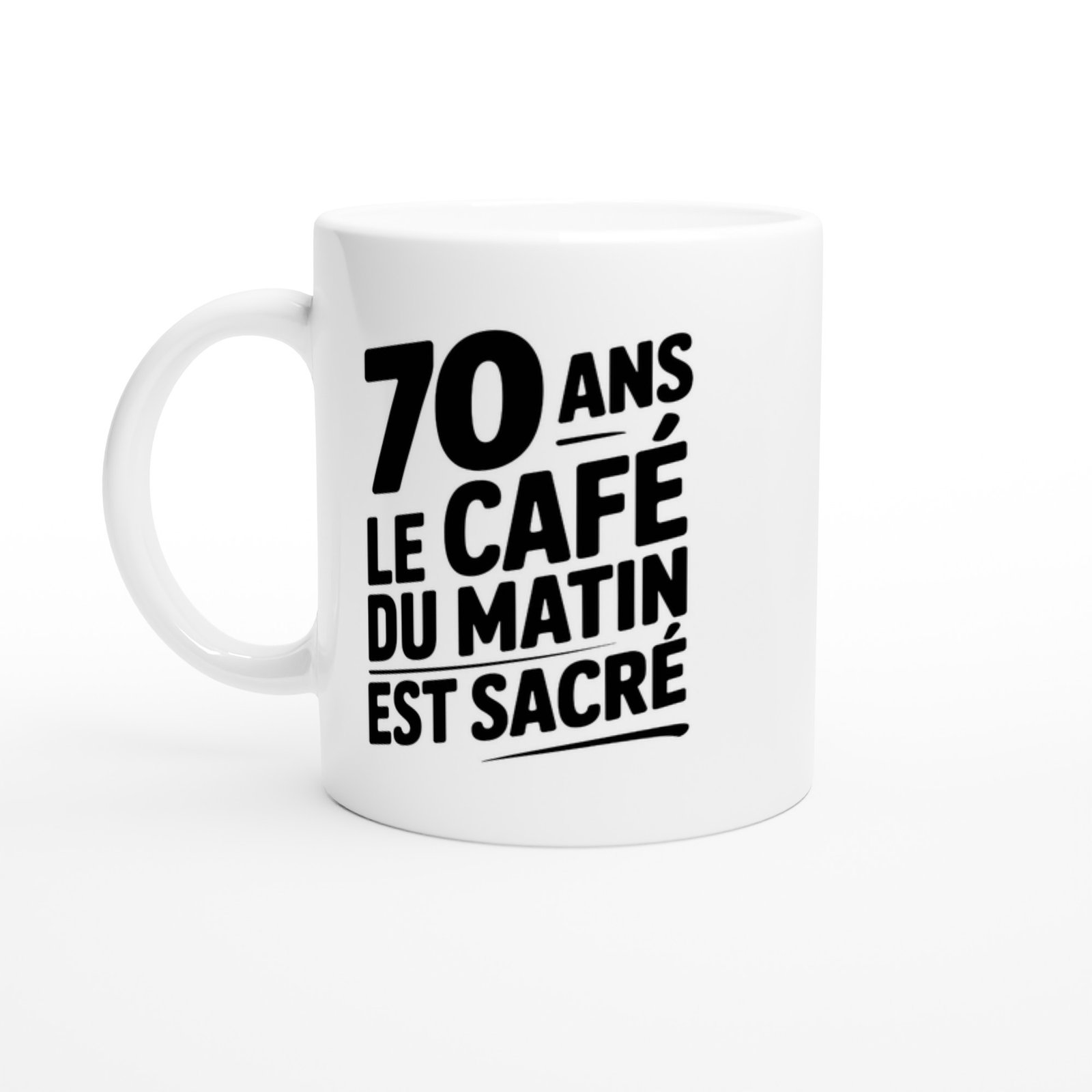 Mug 70 ans Le café du matin est sacré – lettrage noir et soulignés