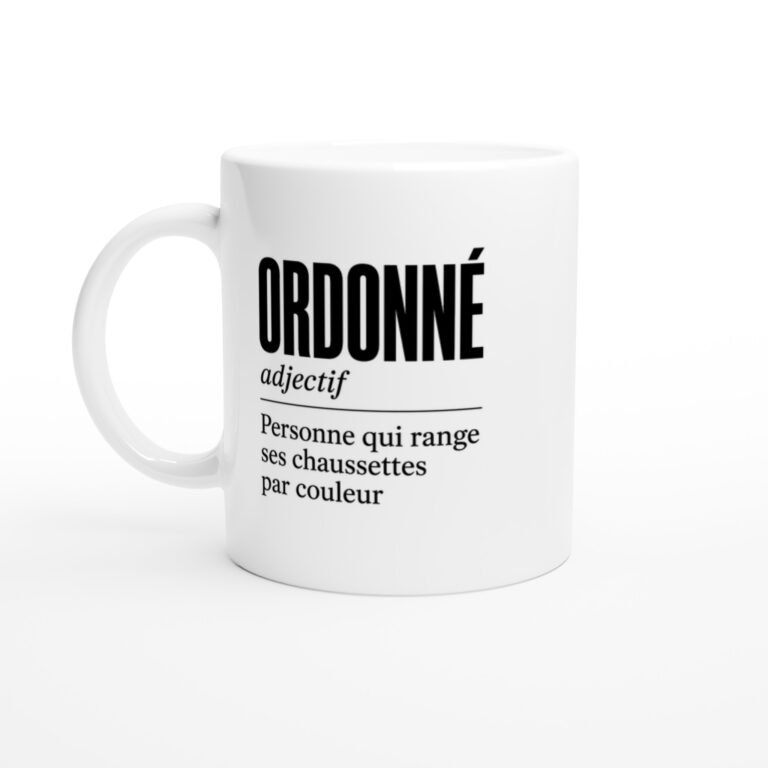 Mug Ordonné Personne Qui Range Ses Chaussettes Par Couleur