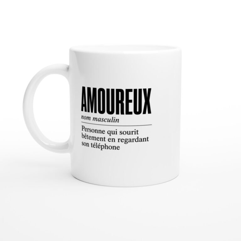 Mug Amoureux Personne Qui Sourit Bêtement en Regardant Son Téléphone