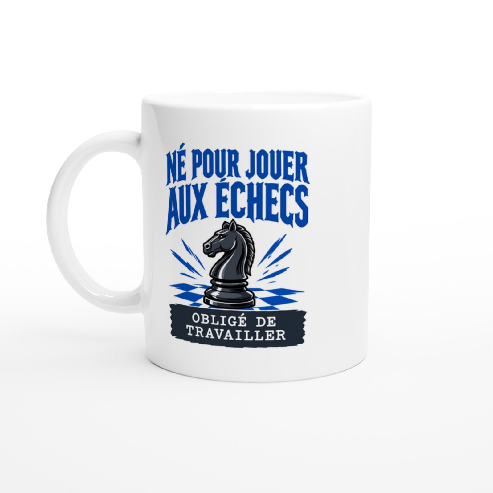 f62d395b-1348-4295-9647-1db84c43bd56.jpg Mug Né Pour Jouer Aux Échecs Obligé De Travailler